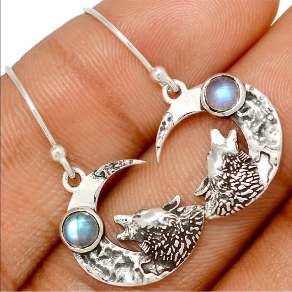 Howling at the Crescent Moon silver earrings with Garnet - Picture 3 of 4